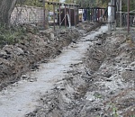 Муниципалитет по просьбам жителей благоустраивает тротуар на улице Немова