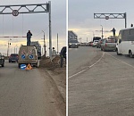 Сломанную рамку на астраханском мосту вернули на место