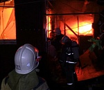 В Астрахани горит большой дом, работают спасатели