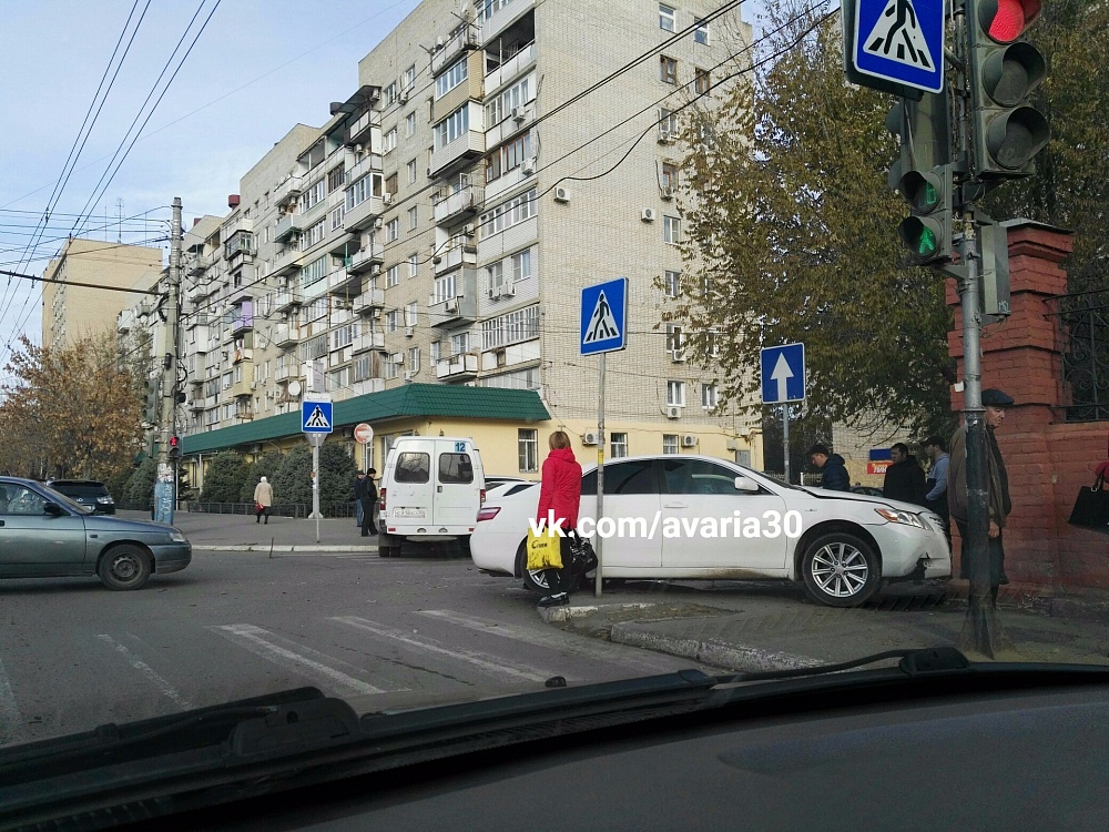 В Астрахани маршрутка врезалась в знак, иномарку вынесло на тротуар