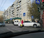 В Астрахани маршрутка врезалась в знак, иномарку вынесло на тротуар