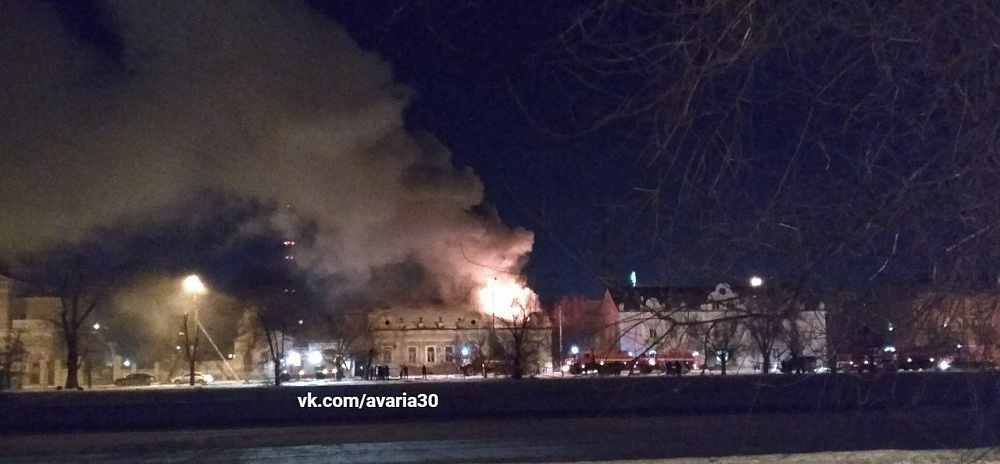 В центре Астрахани крупный пожар. Видео