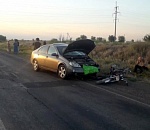 В Астраханской области два автомобиля сбили велосипедиста и мопедиста