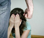 Рано утром неизвестный напал на астраханку и ее дочь и избил их