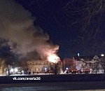 В центре Астрахани крупный пожар. Видео