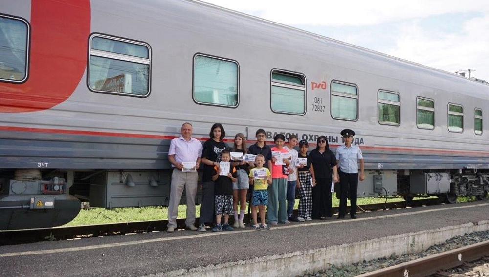 Профилактический урок в вагоне охраны труда провели для астраханских подростков
