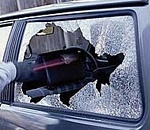 Двое астраханцев разбили стекла в десяти маршрутках ради наживы