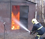 В Астрахани на видео попали кадры тушения пожара в гараже