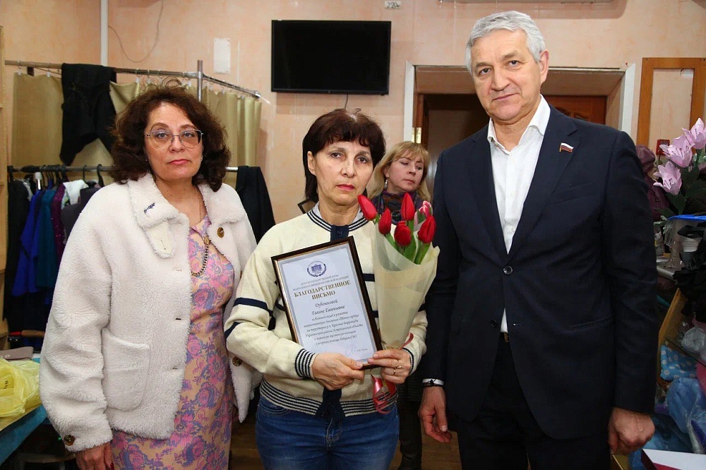 Тепло сердец: депутат Госдумы Леонид Огуль посетил благотворительное ателье по пошиву одежды для участников СВО