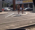 Астраханцы удивили прохожих своим нарядом. Точнее, его отсутствием