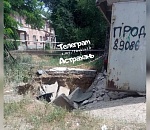 В Астрахани возле жилого дома под землю провалился гараж