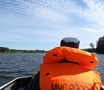 Двоим астраханцам помешали переплыть реку