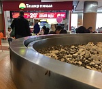 В одном из ТРЦ Астрахани по фудкорту бегают тараканы