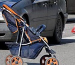 В Астрахани иномарка сбила коляску с двухлетним ребенком