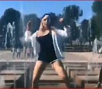 Молодые астраханки устроили танцы на фонтане