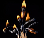 В Астрахани горела машина, а потом баня