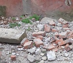 Внезапно. Астраханцу в голову прилетел кусок бетона