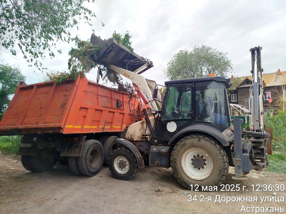 В первый день после праздников с улиц Астрахани вывезли 70 тонн мусора 