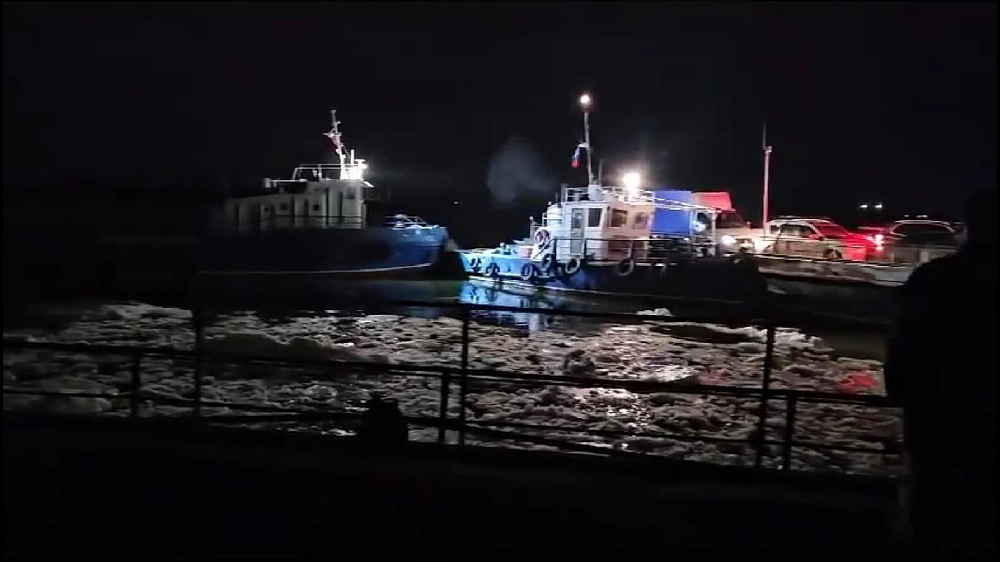 Под Астраханью из-за торосов от большой земли отрезало поселок 