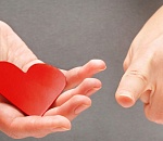 Астраханка прилюдно призналась парню в любви, подарив рубашку, расшитую своими руками