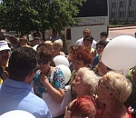 У здания администрации губернатора погорельцы собрались на митинг