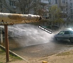В Астрахани прорванная теплотрасса бесплатно моет машины