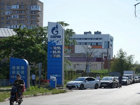 Астраханские власти пустили в ход парковочные запреты против бензиновых очередей