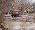 Спецтранспорт, который приехал откачать воду на Казачем, провалился вслед за другими машинами
