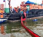 В астраханских портах топили танкер и выливали дизельное топливо в акваторию