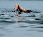 Астраханские рыбаки из Волги вытащили мужчину на берег