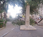 Суровая бабайка: в Астрахани установили "стоячего полицейского"