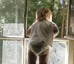 Под Астраханью 1,5-годовалый ребенок выпал из окна