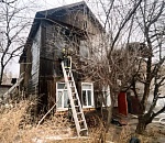 В Астрахани почти четыре часа тушили двухэтажный жилой дом