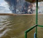 Пожар в раскатной части Каспийского моря: астраханцев предупреждают о запахе гари