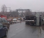 В Астрахани на улице Латышева перевернулся «Камаз»