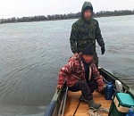 На юге Астраханской области спасатели сняли с плывущей льдины мужчину