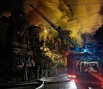 Ночью в Астрахани горел двухэтажный жилой дом, сообщение о ликвидации пожара поступило лишь к 7 часам утра