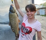 Жена астраханца удивила своим грандиозным уловом