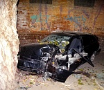 В Астрахани автоледи врезалась в дом и дерево