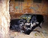 В Астрахани автоледи врезалась в дом и дерево