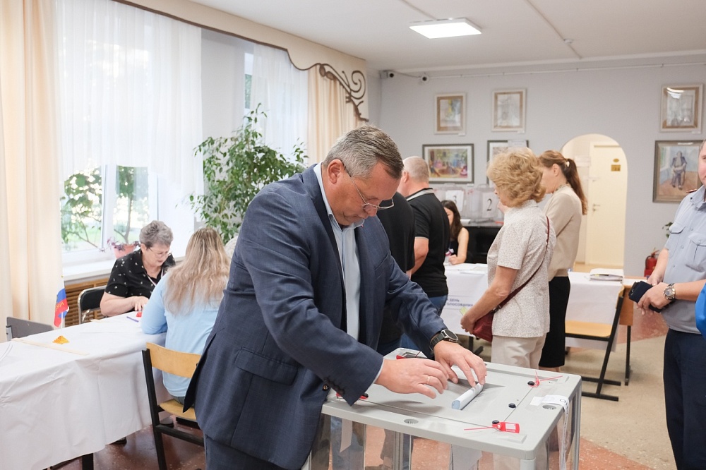 Игорь Мартынов проголосовал на выборах в Государственную Думу и Думу Астраханской области