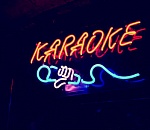 В Астрахани гость караоке без повода разбил бутылку об голову парня 