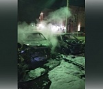 Утром в Астрахани одномоментно сгорели три машины