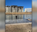 Астраханские спасатели поймали гуляющих по льду детей