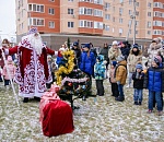 Астраханец устроил детский утренник прямо во дворе многоэтажки