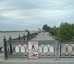 В Астрахани обновили запрещающие купаться таблички﻿