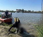 Астраханские водолазы извлекли из Прямой Болды тело утонувшего мужчины