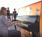 Играют все. В Астрахани пианино поставили прямо на улице