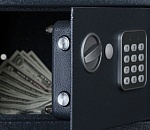 В Астрахани администратор фирмы подворовывал деньги из сейфа начальника