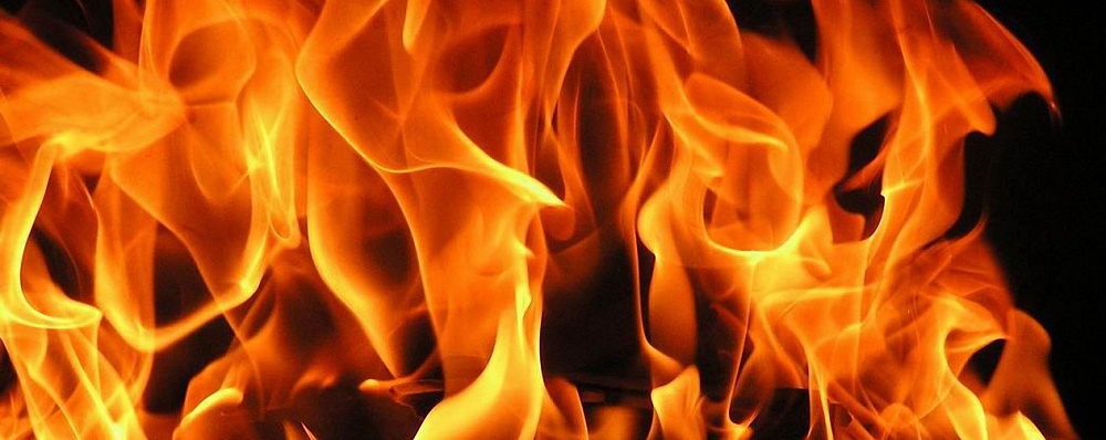 Под Астраханью на пожаре в жилом доме по вине поджигателей пострадала женщина 